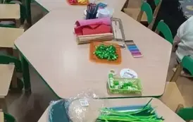 Stoliki z przygotowanymi materiałami do warsztat&oacute;w