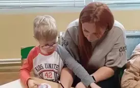 Mama i syn wykonują kwiatka