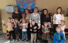 Rodzice z dziećmi prezentują swoje prace