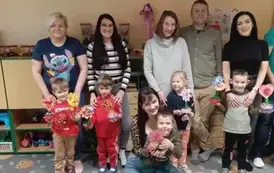 Rodzice z dziećmi prezentują swoje prace
