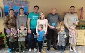 Rodzice z dziećmi prezentują swoje prace