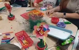Mama i syn wykonują kwiatka