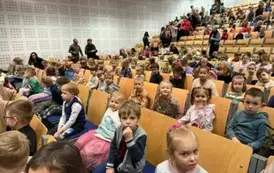 Dzieci siedzące na widowni