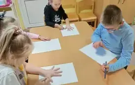 Dzieci rysują przy stoliku