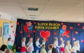 Grupa dzieci tańczy w parach