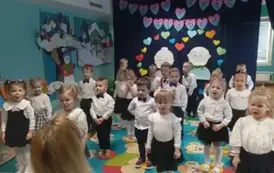 Grupa maluszk&oacute;w m&oacute;wiąca wiersz