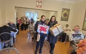 Panie nauczycielki z prezentami dla senior&oacute;w