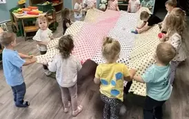 Dzieci bawią się szarfami w kropki