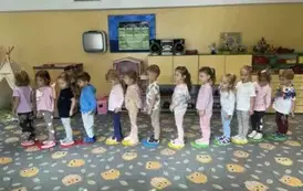 Dzieci stoją w szeregu na krążkach