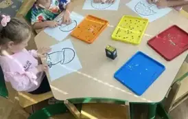 Dzieci wylepiają z plasteliny grzyba