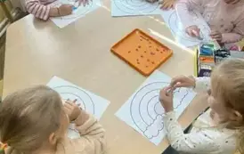 Dzieci wylepiają z plasteliny tęczę