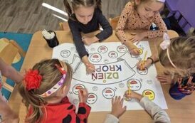 Dzieci kolorują napis "Dzień Kropki"