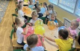 Dzieci ozdabiają balony