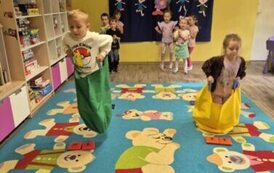 Chłopiec i dziewczynka skaczą w kolorowych workach