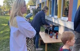 Pani robiąca frytki