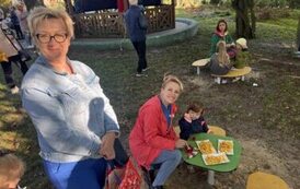 Dwie kobiety i dziecko jedzący frytki