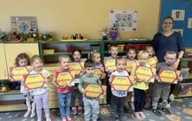 Dzieci i wychowawca z dyplomami