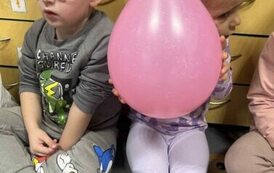 Dziewczynka trzymająca balon
