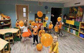 Dzieci bawią się balonami