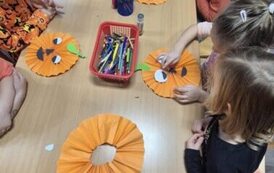Dzieci wykonują pracę plastyczną