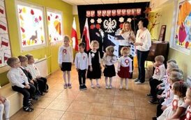 Dzieci występujące prezentują sw&oacute;j wiersz