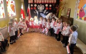Grupa dzieci recutująca wiersz