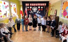 Grupa dzieci prezentująca wiersz