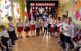 Grupa dzieci prezentująca piosenkę