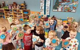 Grupa maluszk&oacute;w z misiami wykonanymi z papierowych torebek