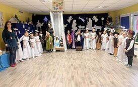 Grupa dzieci wraz z paniami