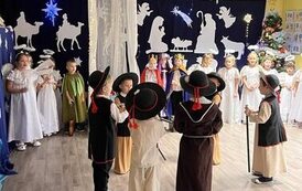 Tańczący w kole chłopcy
