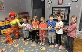 Dzieci trzymające węża 
