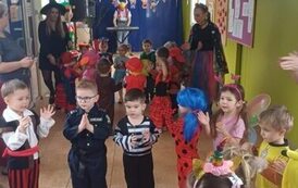 Dzieci tańczące w k&oacute;łkach ze swoją grupą