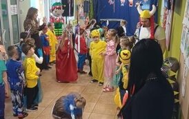 Dzieci wraz z paniami stoją w kole