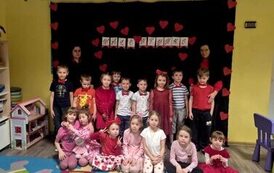 Grupa starszak&oacute;w na tle walentynkowej dekoracji