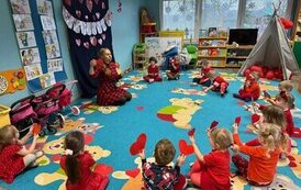 Dzieci pokazujące papierowe serduszka