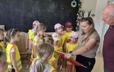 Dzieci i pracownicy hospicjum