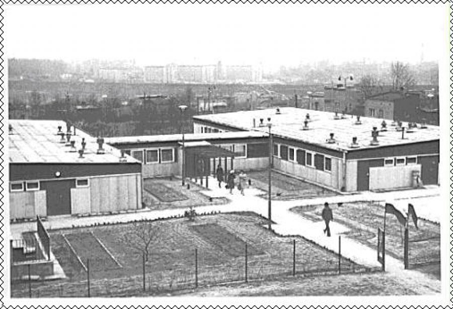zdjęcie przedstawia budynek przedszkola podczas otwarcia w 1977 roku