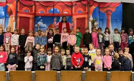 Grupa dzieci z aktorem 