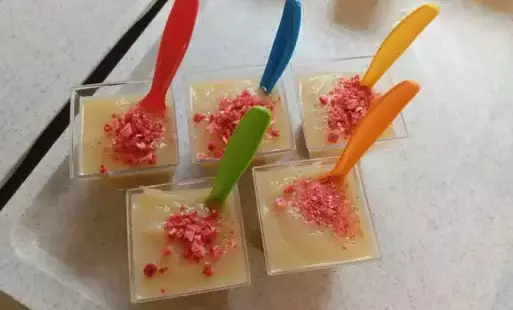 Musy w kubeczku z kolorowymi łyżeczkami
