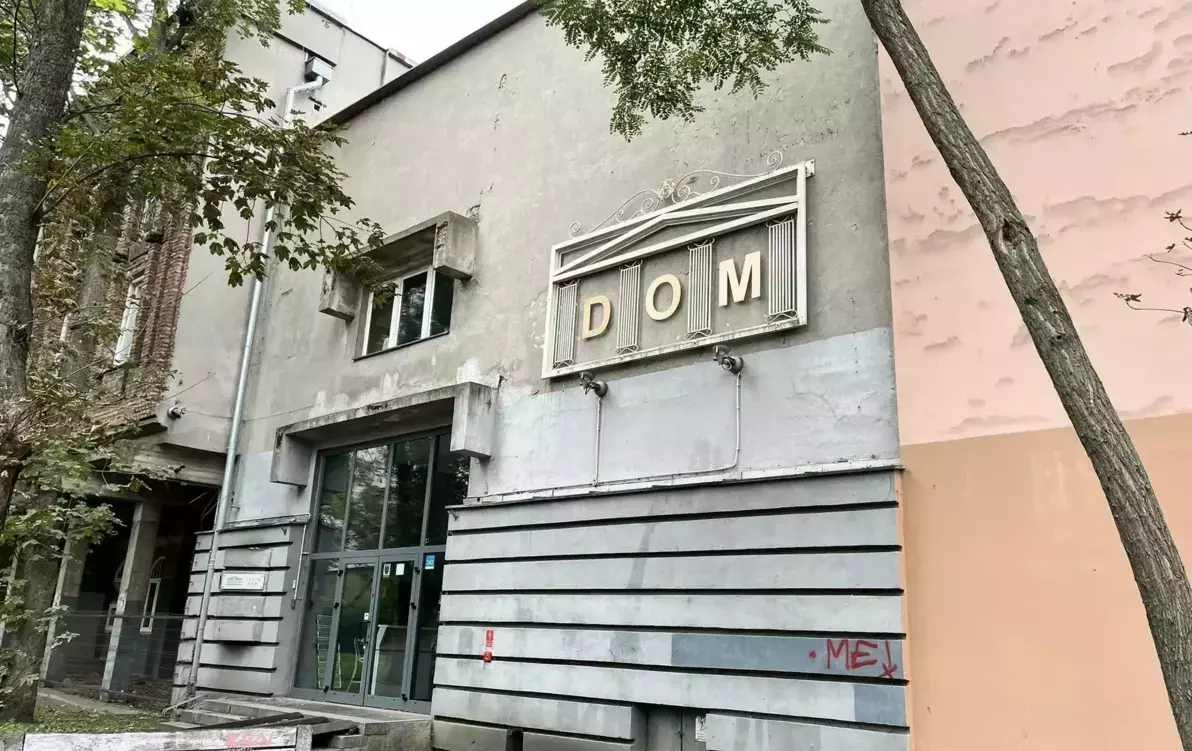 Budynek teatru z nazwą Dom