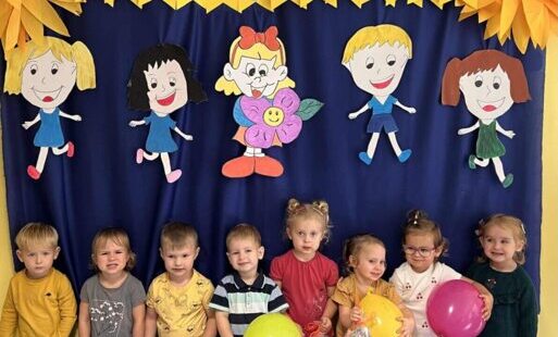 Dzieci na tle dekoracji