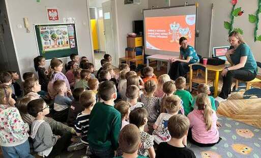 Dzieci słuchające panie stomatolożki