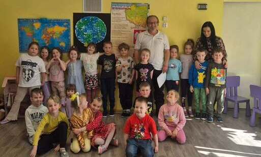 Pan prowadzący z grupą oraz wychowawczynią