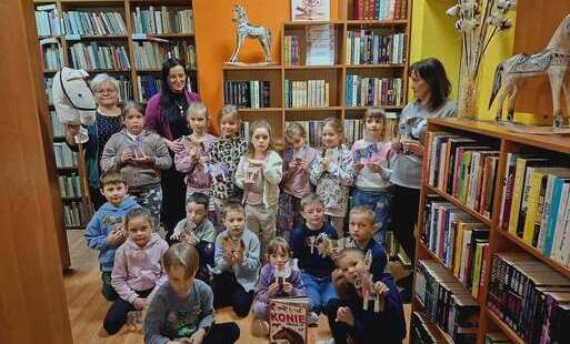 Zdjęcie grupowe dzieci z paniami bibliotekarkami