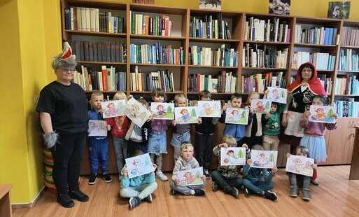 Zdjęcie grupowe z paniami bibliotekarkami
