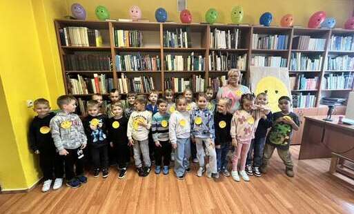 Zdjęcie grupowe z panią bibliotekarką