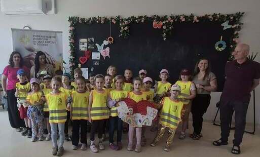 Zdjęcie grupowe z paniami z grupy oraz pracownikami hospicjum