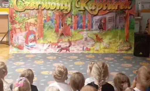 Dzieci oglądające przedstawienie