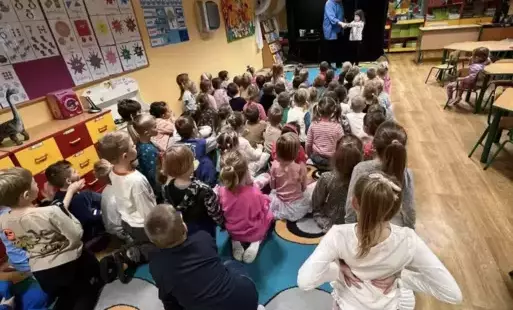 Dzieci oglądające występ